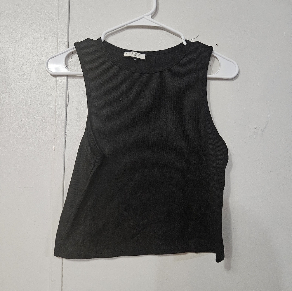Discreet Black Ribbed Crop Top!